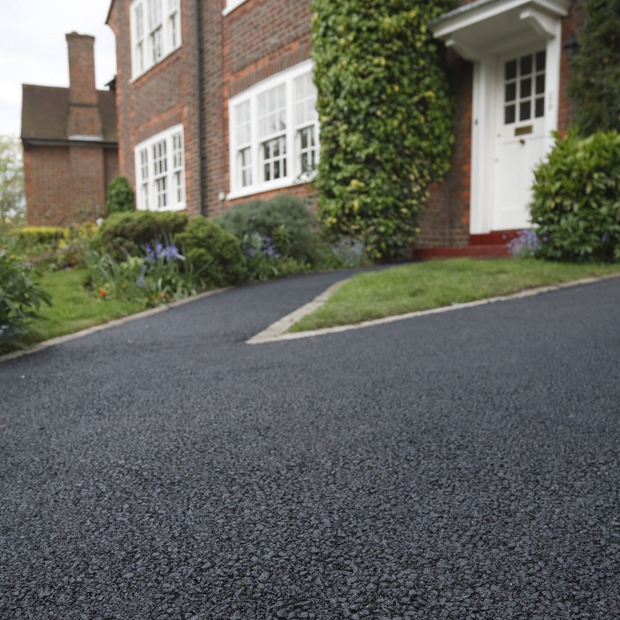 Tarmac parking flooring installation in Barnet